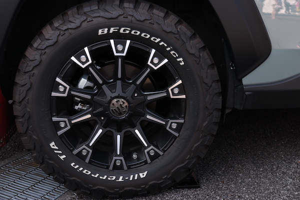 RAV4のフィールドモンスターのタイヤがわかる写真