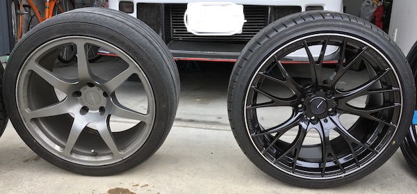 左が265/35/18インチ、右が275/30/R19インチのタイヤの写真
